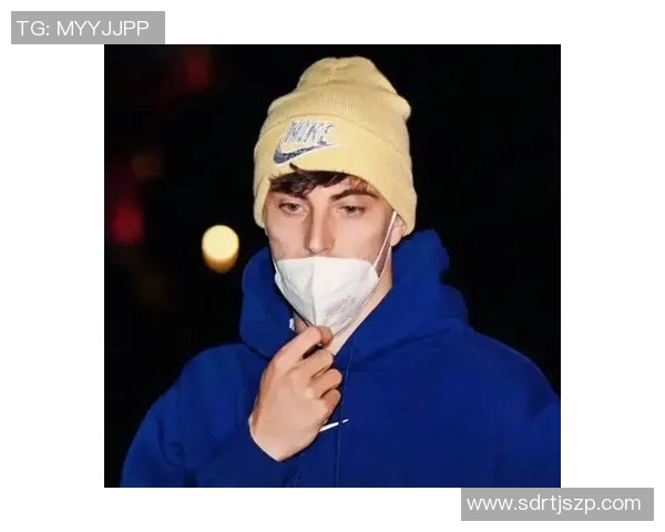 足球明星头像下的帅气男孩展现青春活力与运动魅力